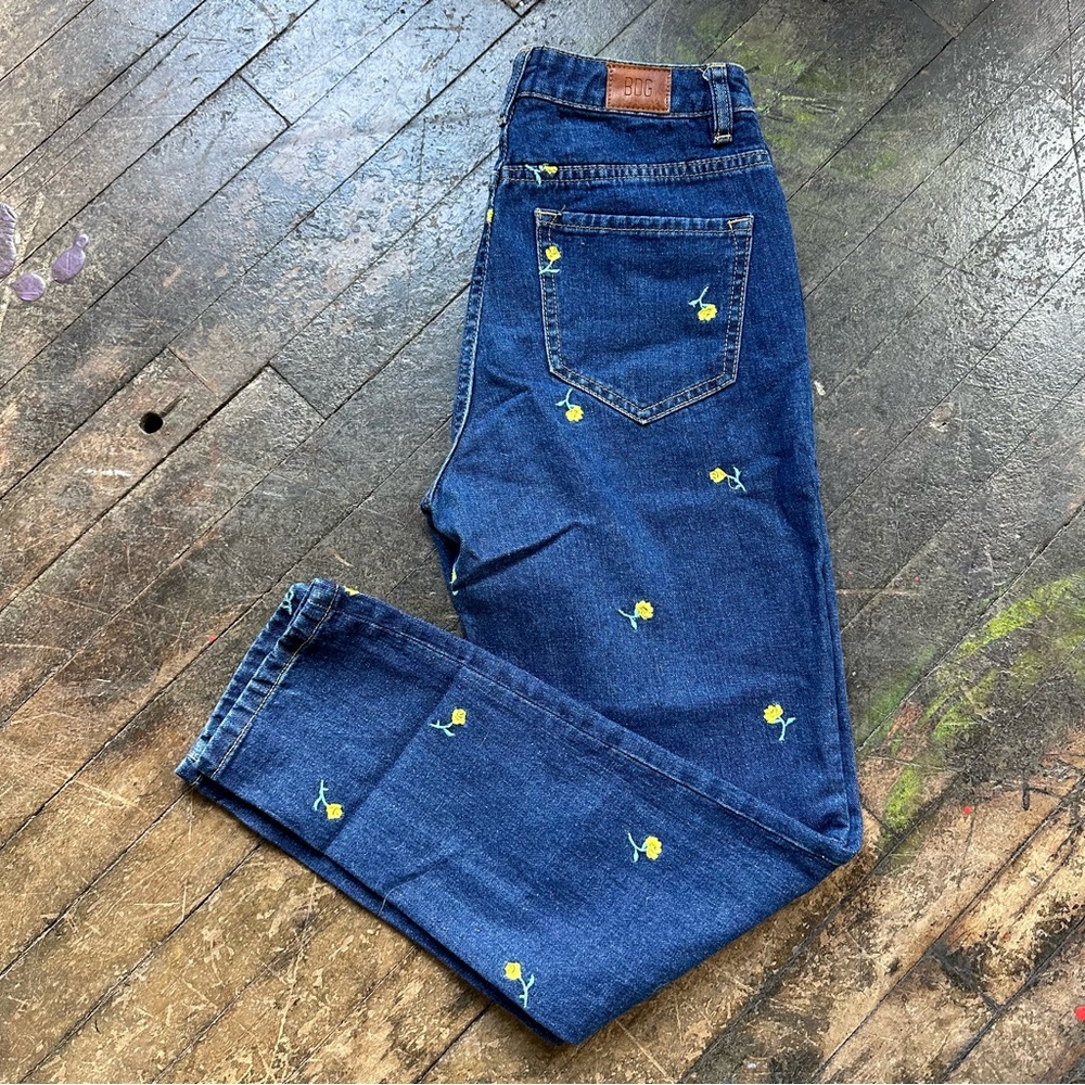 Urban Outfitters BDG Embroiderd Flowers High Rise Jeans